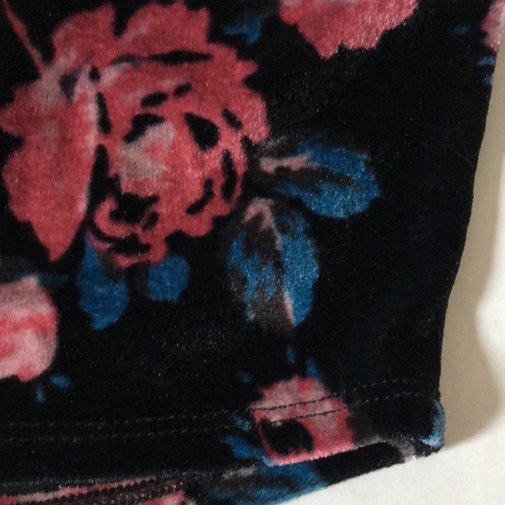 UO Kimchi Blue Velvet Velour Floral Crop Top black - Picture 7 of 10